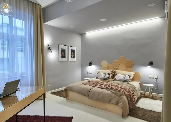 Orangehomes Unique Design 3 Bathrooms Flat