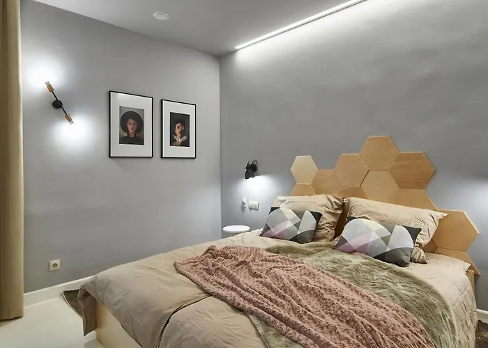 Orangehomes Unique Design 3 Bathrooms Flat